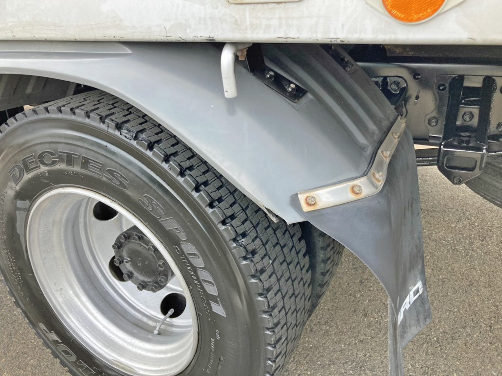 助手席側リヤフェンダー後方に小さな割れがあります。|いすゞ フォワード PKG-FRR90S1(2WD)の写真27