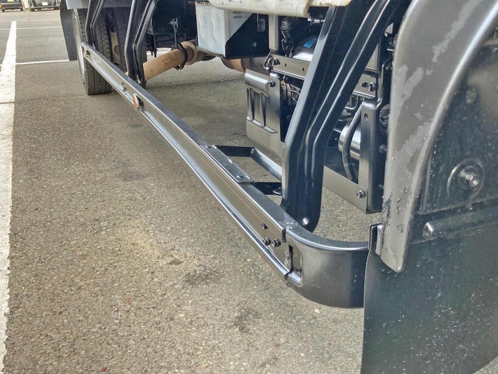 運転席側サイドバンパーに曲がりがあります。|いすゞ フォワード PKG-FRR90S1(2WD)の写真28