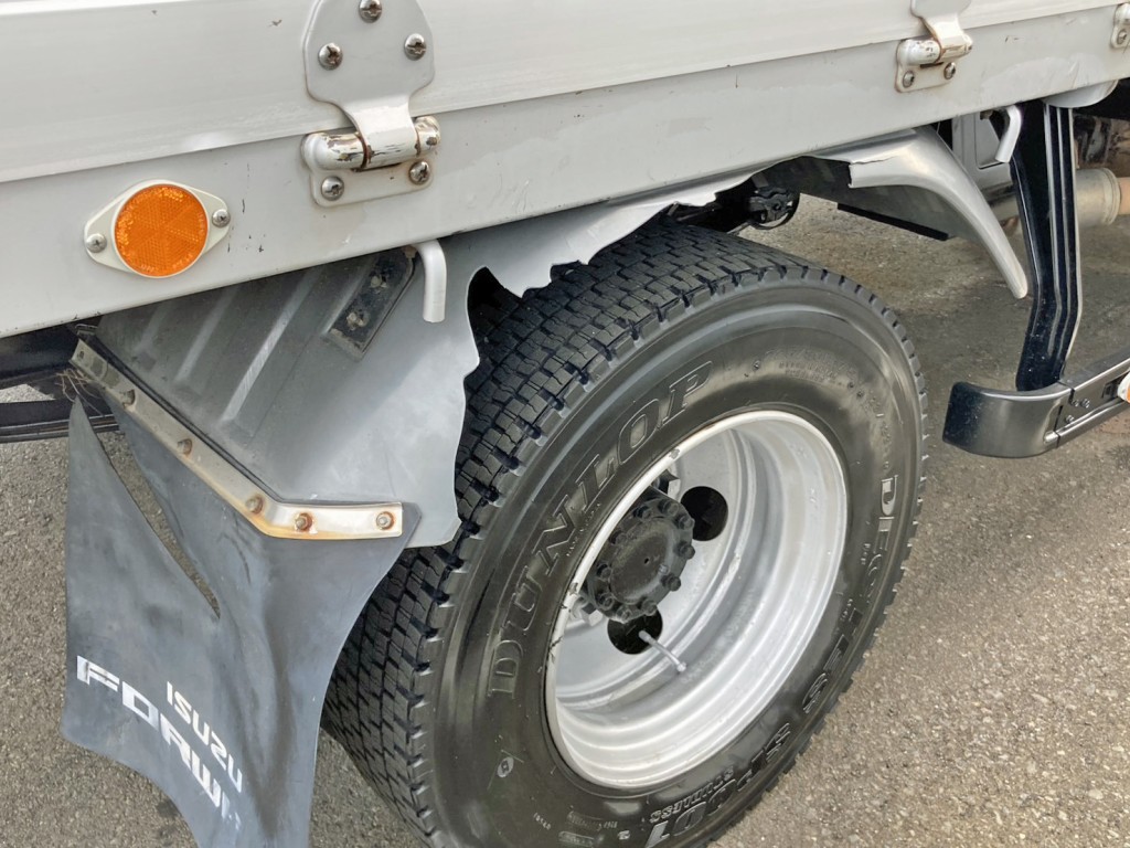 運転席側リヤフェンダーに割れ・泥除けシートに破れがあります。|いすゞ フォワード PKG-FRR90S1(2WD)の写真29