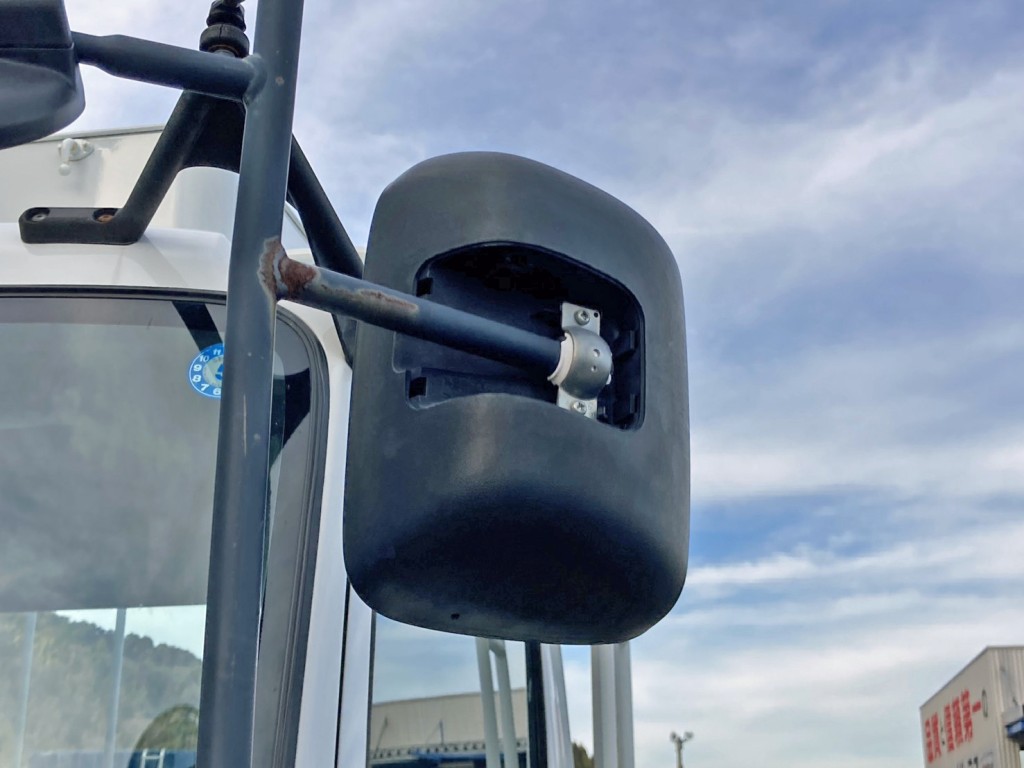 助手席側サイドミラー取り付け部カバー欠品しています。|いすゞ フォワード PKG-FRR90S1(2WD)の写真30