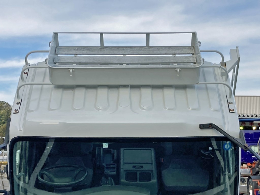 ルーフにシートデッキが付いています。|いすゞ フォワード PKG-FRR90S1(2WD)の写真36