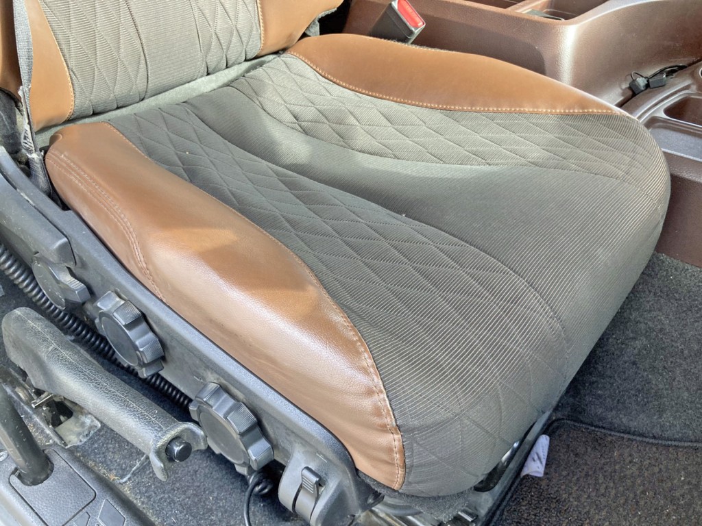 運転席座面にヘタリがあります。|日野 プロフィア 2DG-SH1EDGGの写真9