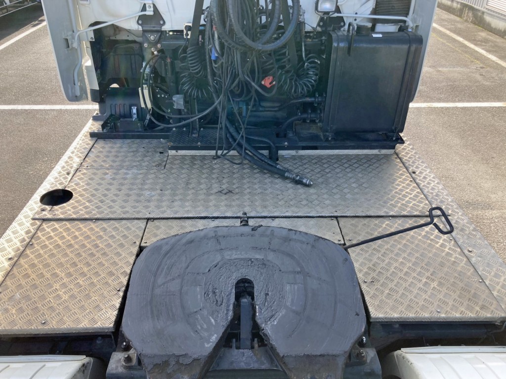 踊り場は縞板アルミです。|日野 プロフィア 2DG-SH1EDGGの写真10