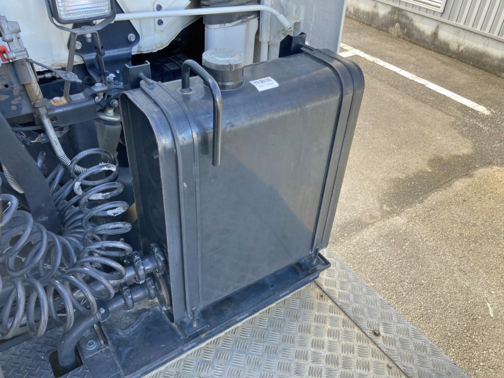 踊り場前方運転席側に作動油タンクが付いています。|日野 プロフィア 2DG-SH1EDGGの写真11