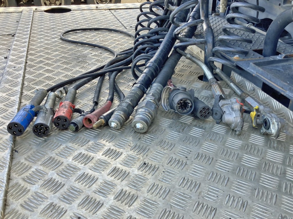 接続コネクター類です。|日野 プロフィア 2DG-SH1EDGGの写真15