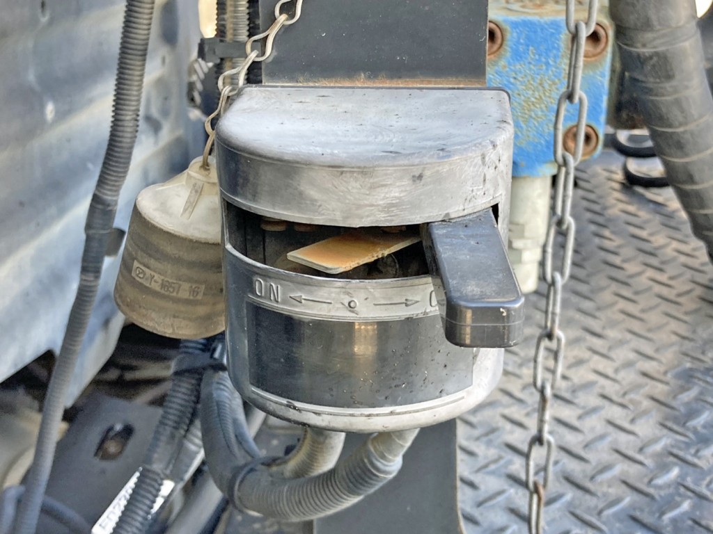 トレーラの電源スイッチです。|日野 プロフィア 2DG-SH1EDGGの写真16