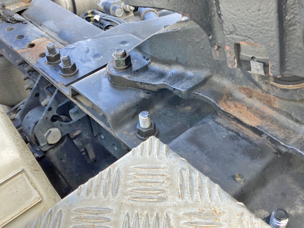 カプラのベースプレートボルトに交換跡があります。|日野 プロフィア 2DG-SH1EDGGの写真18