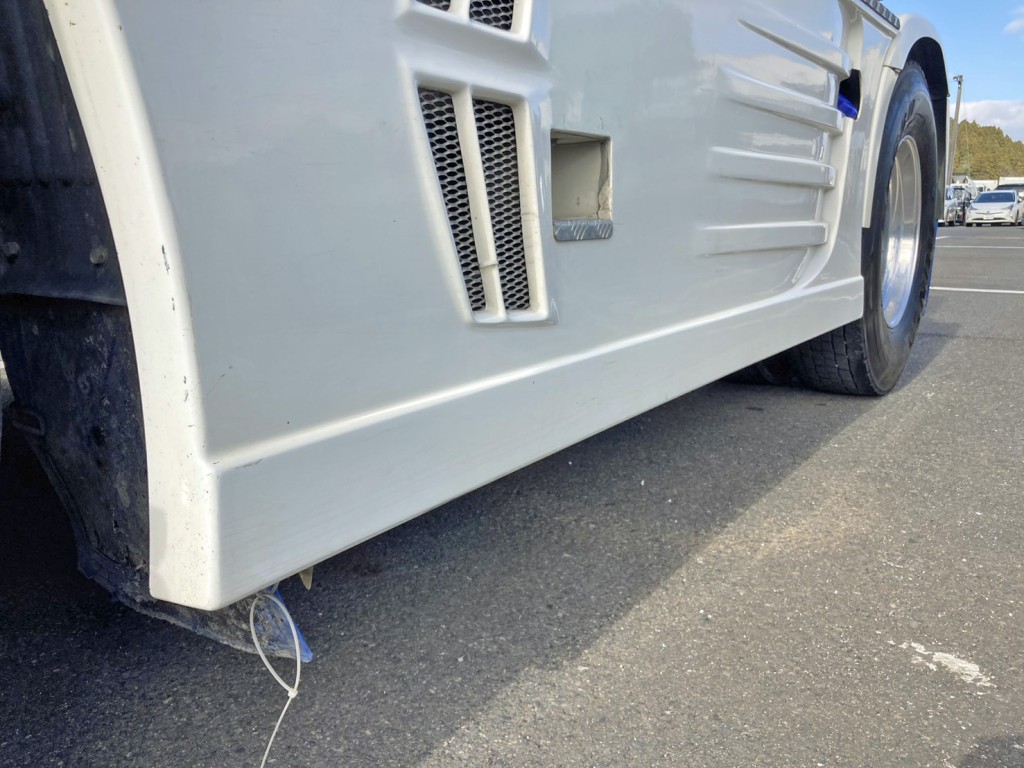 助手席側サイドバンパーにスリキズがあります。|日野 プロフィア 2DG-SH1EDGGの写真21