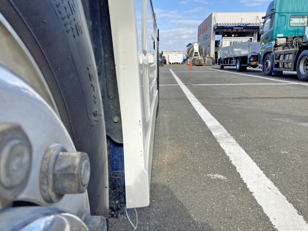 助手席側サイドバンパー下部の取付部が外れている為 全幅オーバーしています。|日野 プロフィア 2DG-SH1EDGGの写真22