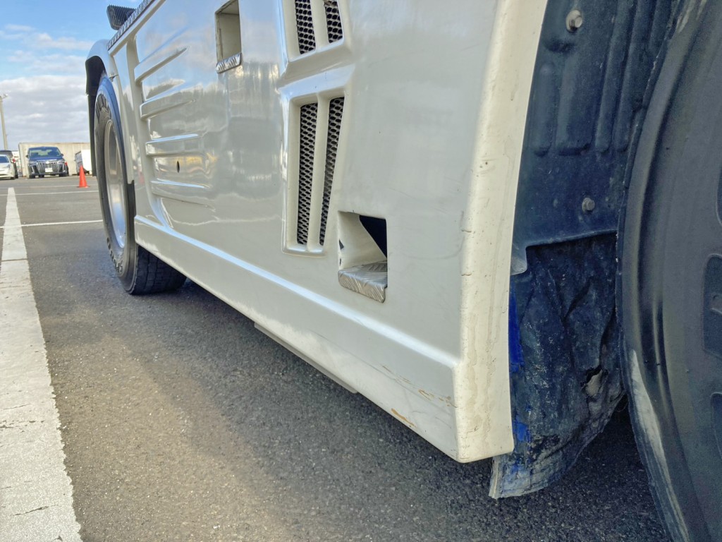 運転席側サイドバンパーに引きキズがあります。|日野 プロフィア 2DG-SH1EDGGの写真24