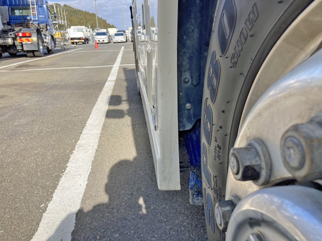 運転席側サイドバンパー下部の取付部が外れている為 全幅オーバーしています。|日野 プロフィア 2DG-SH1EDGGの写真25