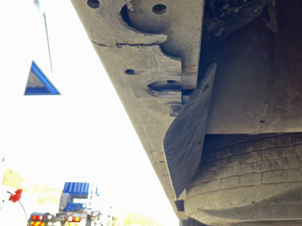 下部取付部の状態です。(運転席側)|日野 プロフィア 2DG-SH1EDGGの写真26