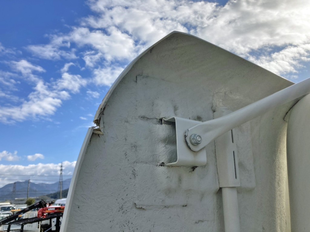 助手席側デフューザー上部に割れがあります。|日野 プロフィア 2DG-SH1EDGGの写真28