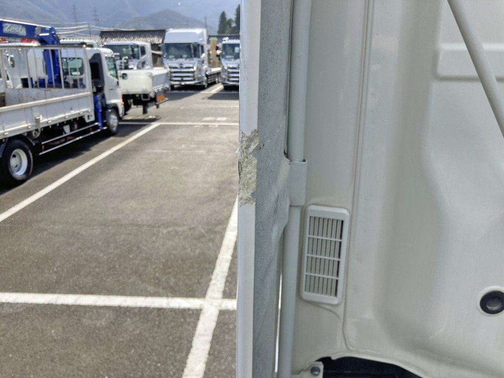 助手席側デフューザー中部に割れがあります。|日野 プロフィア 2DG-SH1EDGGの写真29