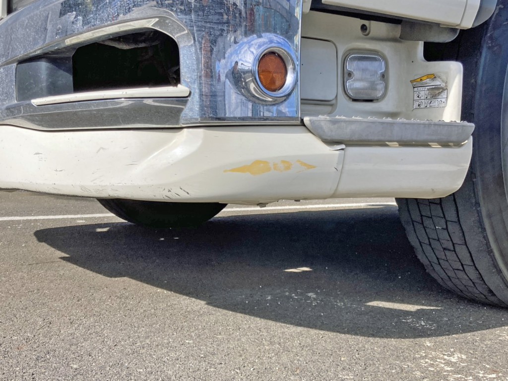 フロントバンパー助手席側にキズがあります。|日野 プロフィア 2DG-SH1EDGGの写真31