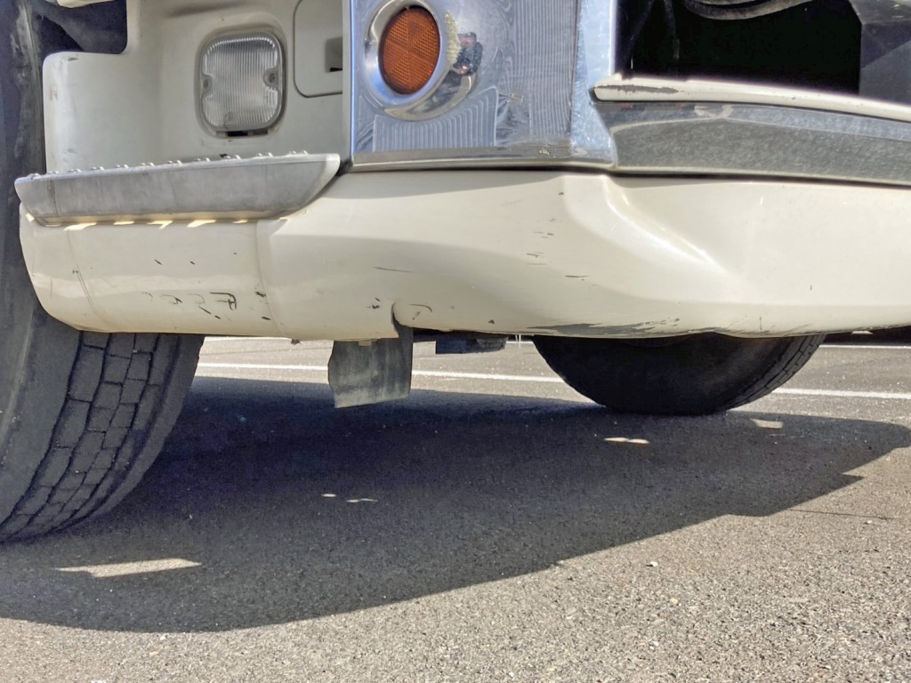 フロントバンパー運転席側に割れ・周辺にキズがあります。|日野 プロフィア 2DG-SH1EDGGの写真33