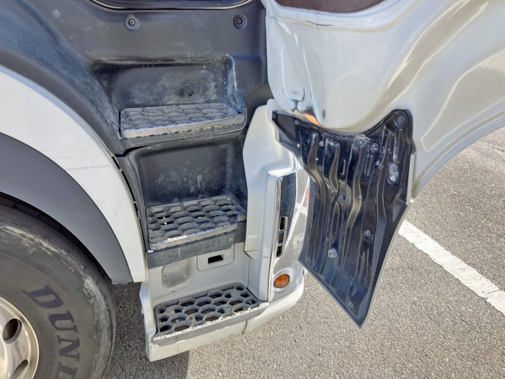 運転席ドア開口部にヘコミ・歪みがあります。|日野 プロフィア 2DG-SH1EDGGの写真34