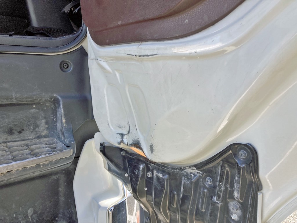 運転席ドア下部にヘコミがあります。|日野 プロフィア 2DG-SH1EDGGの写真35