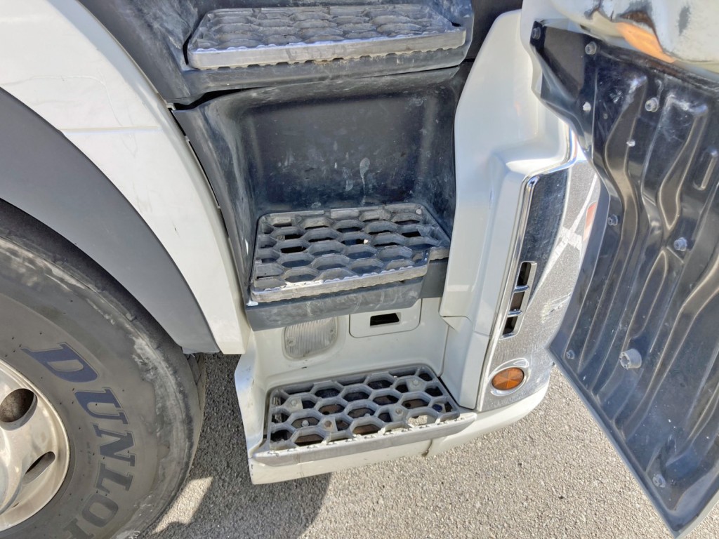 運転席側ステップ周りに少々曲がりがあります。|日野 プロフィア 2DG-SH1EDGGの写真36