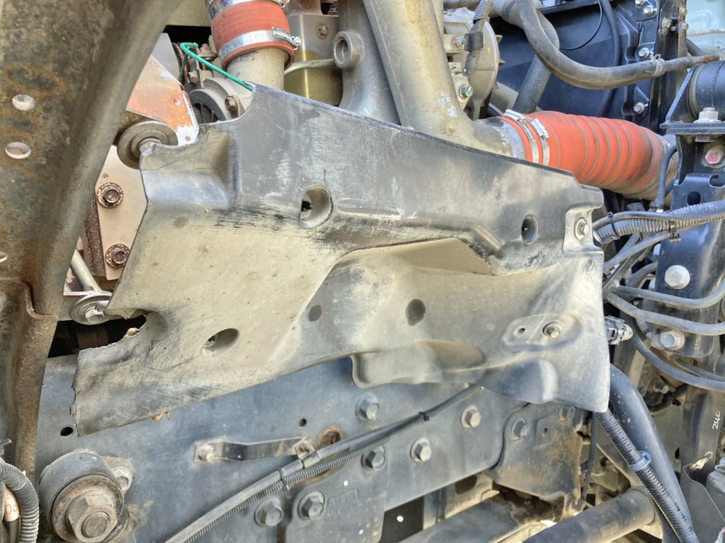 エンジン運転席側サイドカバーに割れがあります。|日野 プロフィア 2DG-SH1EDGGの写真37