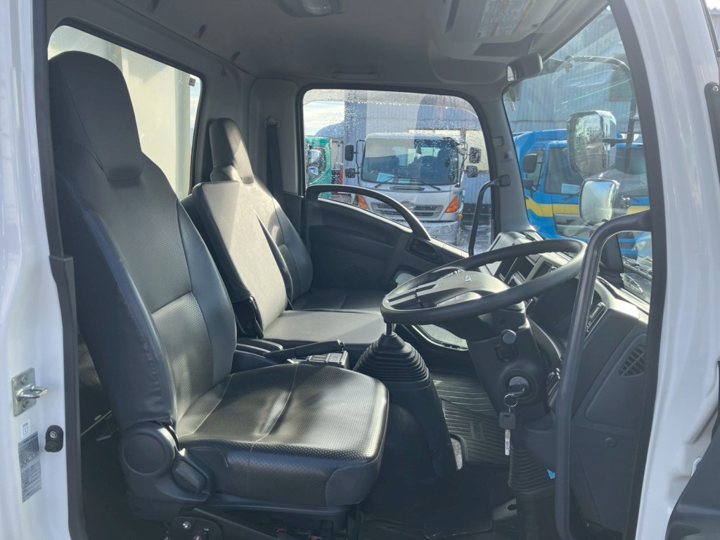 乗車定員は3名です。|いすゞ フォワード 2RG-FRR90S1(2WD)の写真6