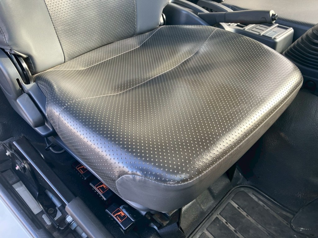シートにヘタリ・破れがあります。|いすゞ フォワード 2RG-FRR90S1(2WD)の写真7