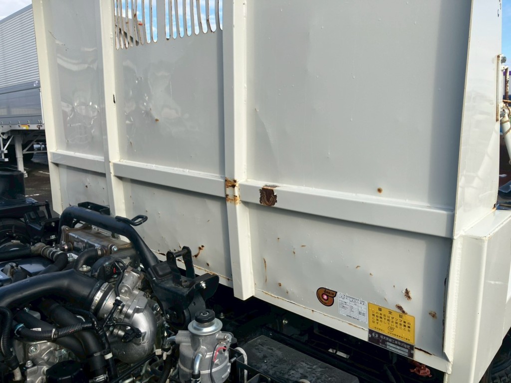 前壁にキズ・サビ・膨らみがあります。|いすゞ フォワード 2RG-FRR90S1(2WD)の写真10