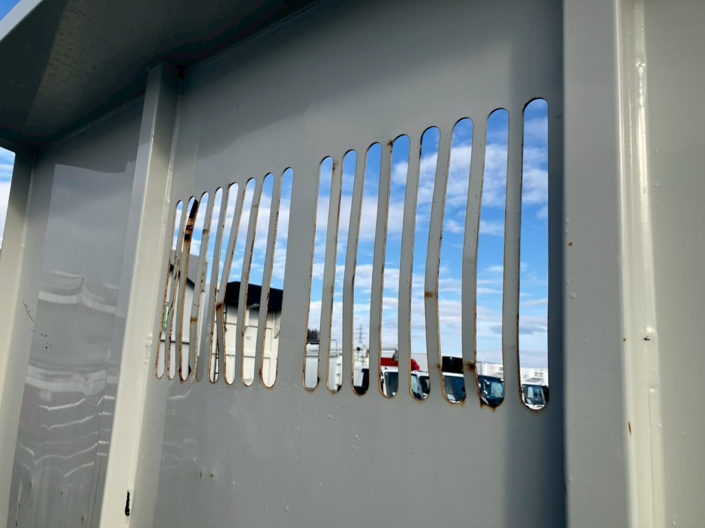 前壁の柵子にキズ・サビ・曲がりがあります。|いすゞ フォワード 2RG-FRR90S1(2WD)の写真11