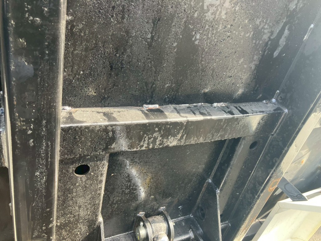 横ネタにヘコミがあります。|いすゞ フォワード 2RG-FRR90S1(2WD)の写真13