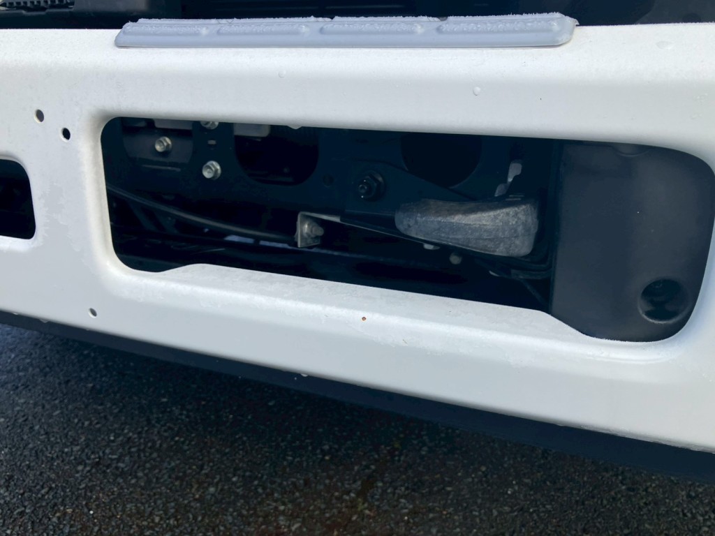 フロントバンパーにキズ・サビがあります。|いすゞ フォワード 2RG-FRR90S1(2WD)の写真18