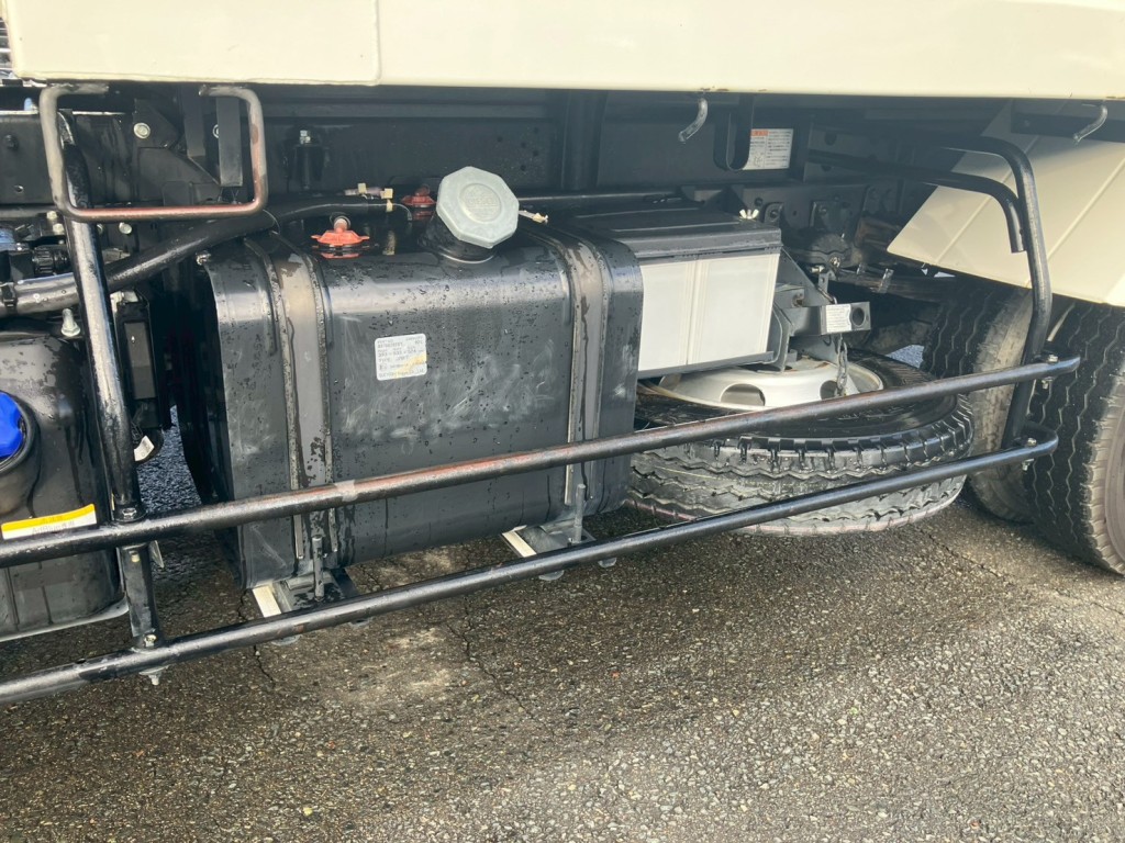 助手席側サイドバンパーにキズ・サビがあります。|いすゞ フォワード 2RG-FRR90S1(2WD)の写真24