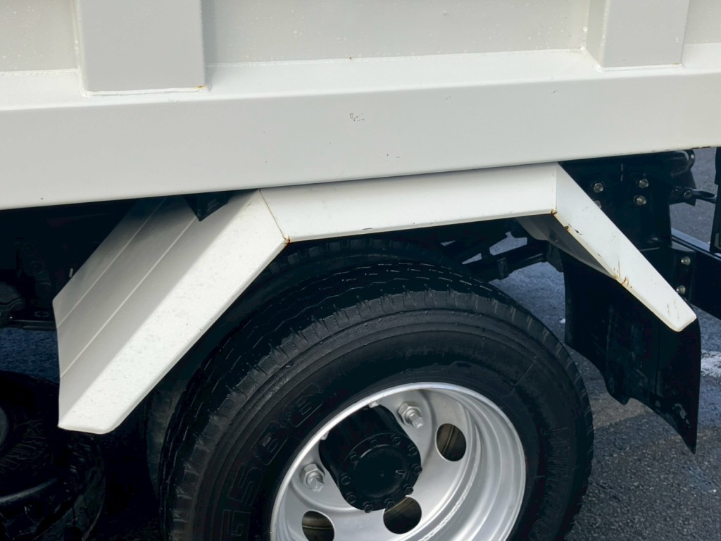 助手席側リアフェンダーにキズ・サビ・ヘコミがあります。|いすゞ フォワード 2RG-FRR90S1(2WD)の写真25