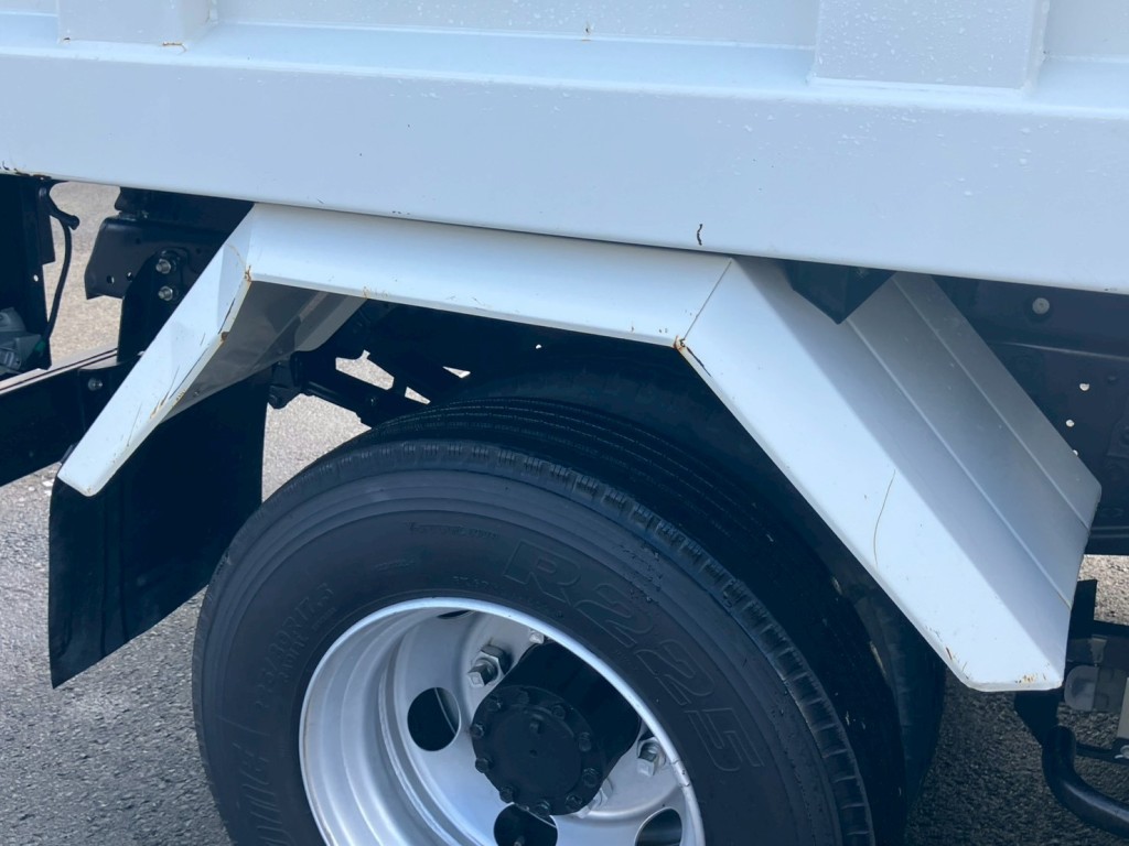 運転席側リアフェンダーにキズ・サビ・ヘコミがあります。|いすゞ フォワード 2RG-FRR90S1(2WD)の写真32