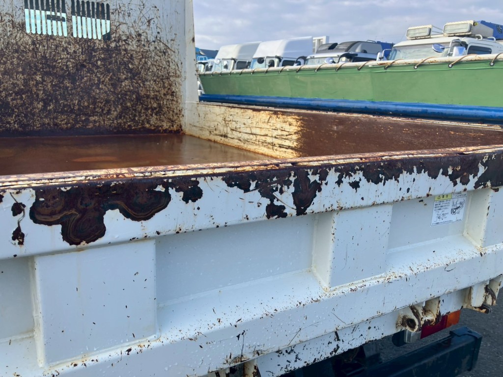 リヤゲートにキズ・サビ・ヘコミがあります。|いすゞ フォワード 2RG-FRR90S1(2WD)の写真34