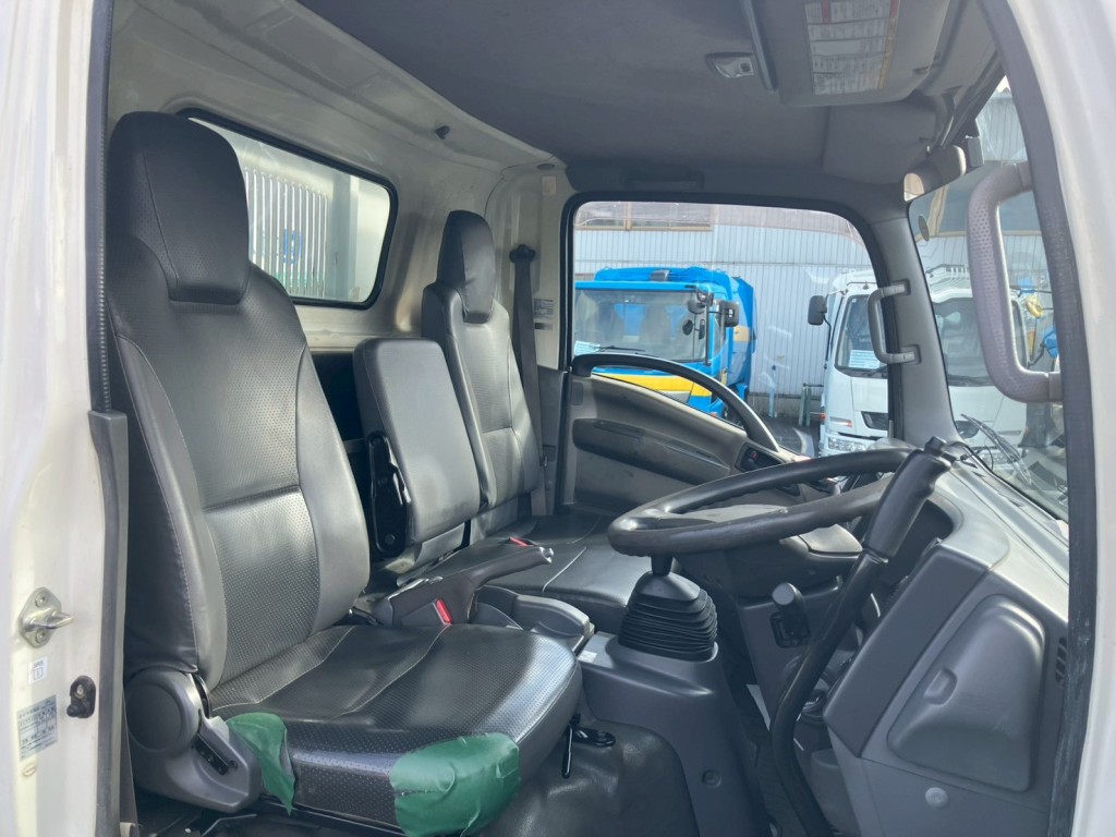 乗車定員は3名です。|いすゞ エルフ TKG-NPR85YN(2WD)の写真8
