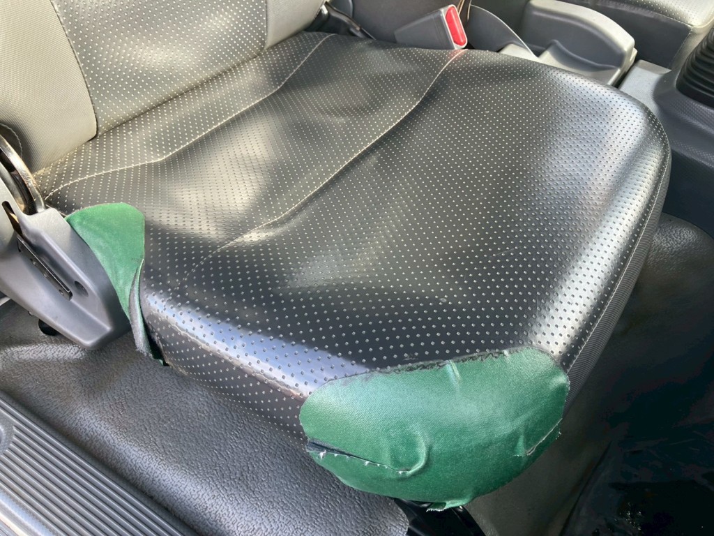 運転席シートにヘタリ破れがあります。|いすゞ エルフ TKG-NPR85YN(2WD)の写真9