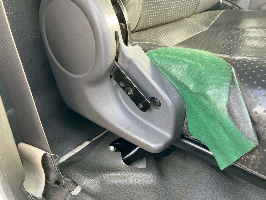 リクライニングノブのカバー欠品です。|いすゞ エルフ TKG-NPR85YN(2WD)の写真10