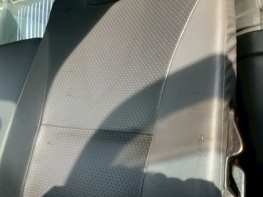 助手席側シートに穴があります。|いすゞ エルフ TKG-NPR85YN(2WD)の写真11