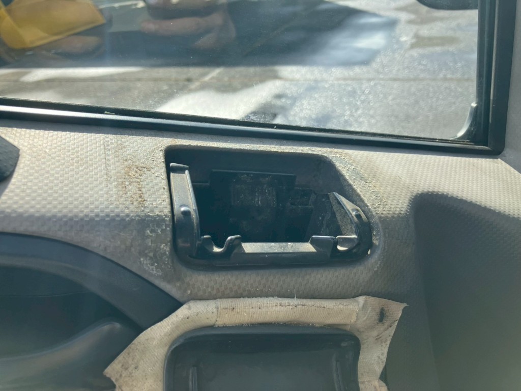 助手席側灰皿に割れがあります。|いすゞ エルフ TKG-NPR85YN(2WD)の写真12