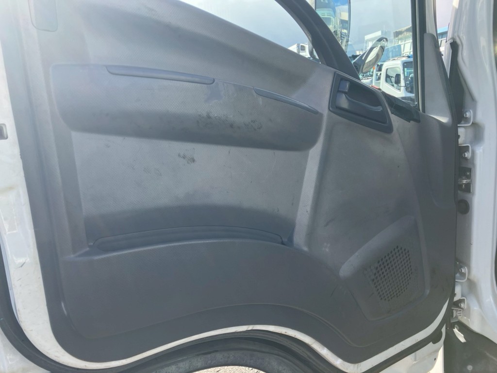 助手席側ドア内側にキズがあります。|いすゞ エルフ TKG-NPR85YN(2WD)の写真13