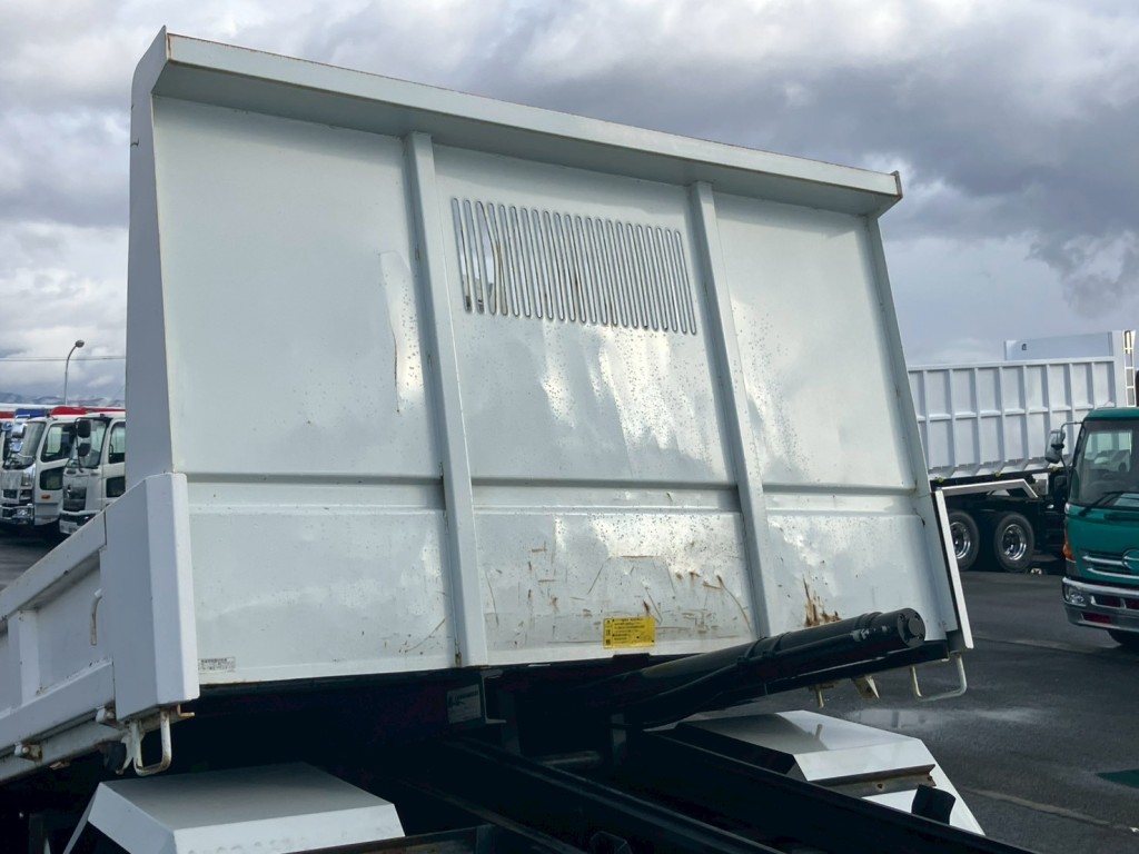 前壁にキズ・ヘコミ・サビがあります。|いすゞ エルフ TKG-NPR85YN(2WD)の写真14