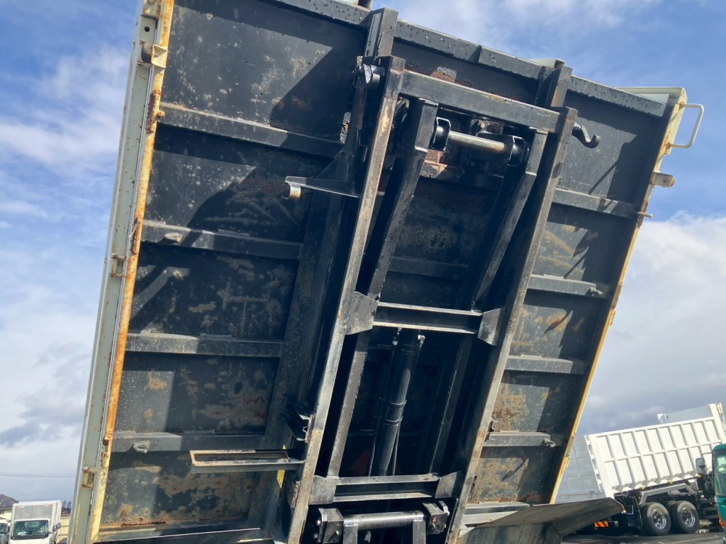 荷台床裏、ネタにサビ・曲がりがあります。|いすゞ エルフ TKG-NPR85YN(2WD)の写真17