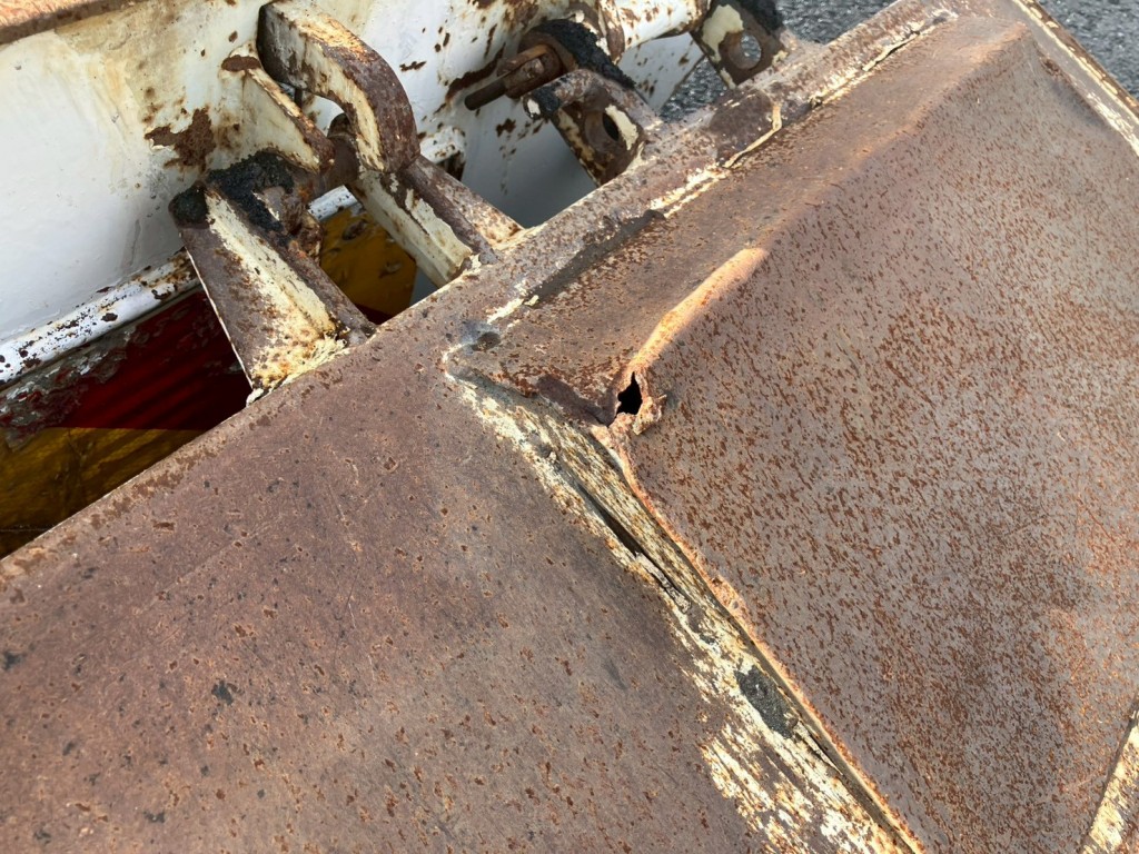 ゲートにサビ・穴があります。|いすゞ エルフ TKG-NPR85YN(2WD)の写真22