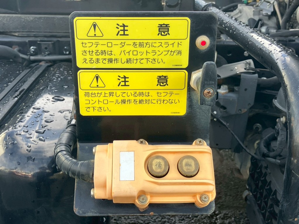 運転席側にスライドの操作スイッチがあります。|いすゞ エルフ TKG-NPR85YN(2WD)の写真23