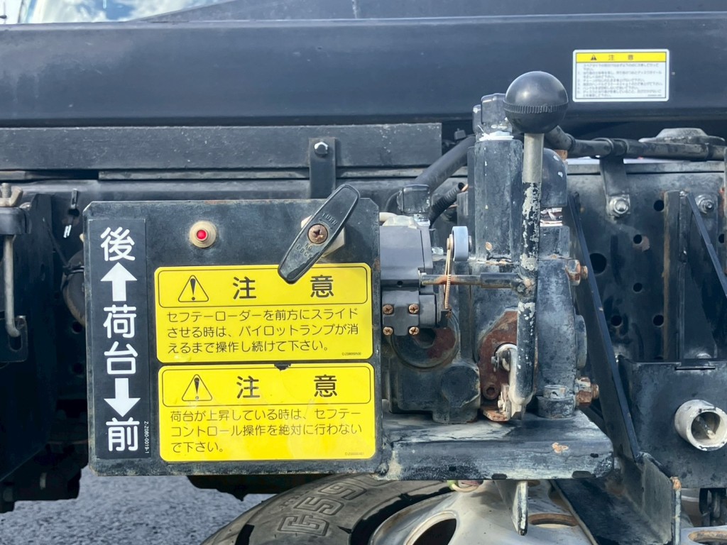 助手席側にスライドの操作レバーがあります。|いすゞ エルフ TKG-NPR85YN(2WD)の写真24