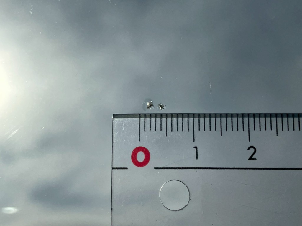 フロントガラスに飛び石があります。|いすゞ エルフ TKG-NPR85YN(2WD)の写真25