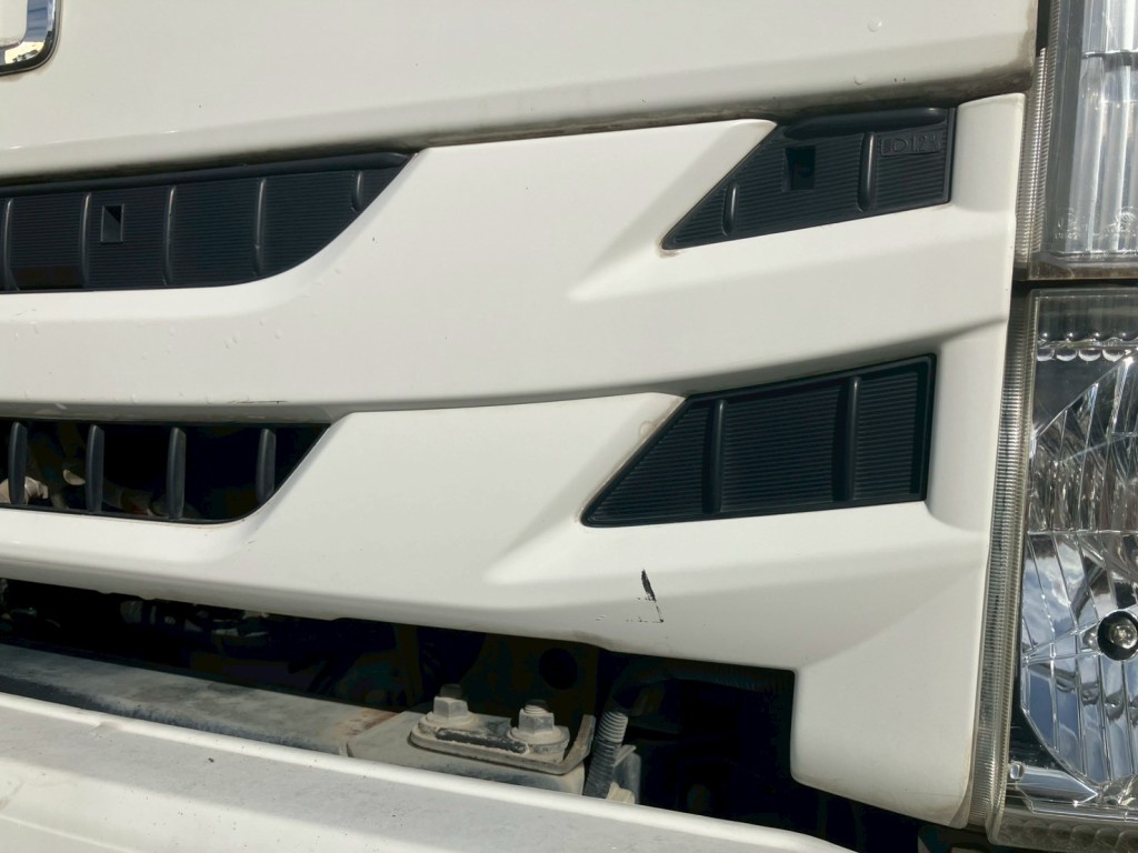 フロントパネルにキズ・ヘコミがあります。|いすゞ エルフ TKG-NPR85YN(2WD)の写真26