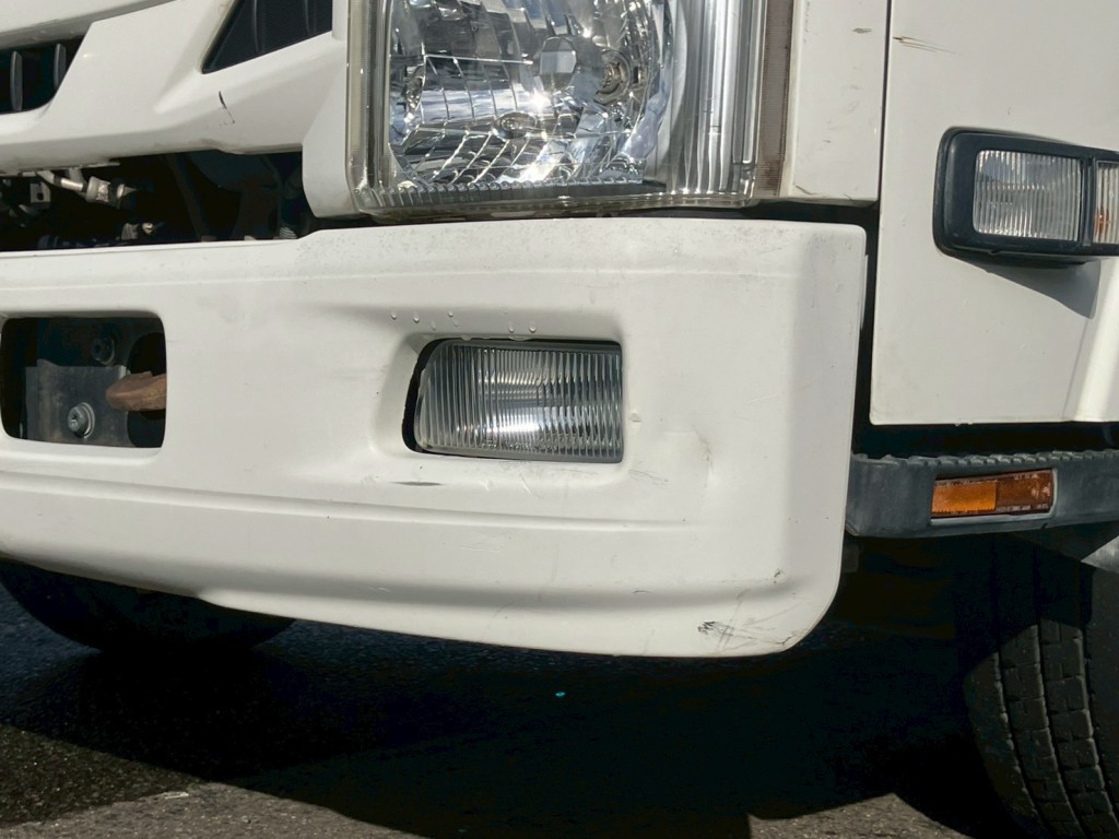 助手席側フロントバンパーにキズ・サビ・ヘコミがあります。|いすゞ エルフ TKG-NPR85YN(2WD)の写真27