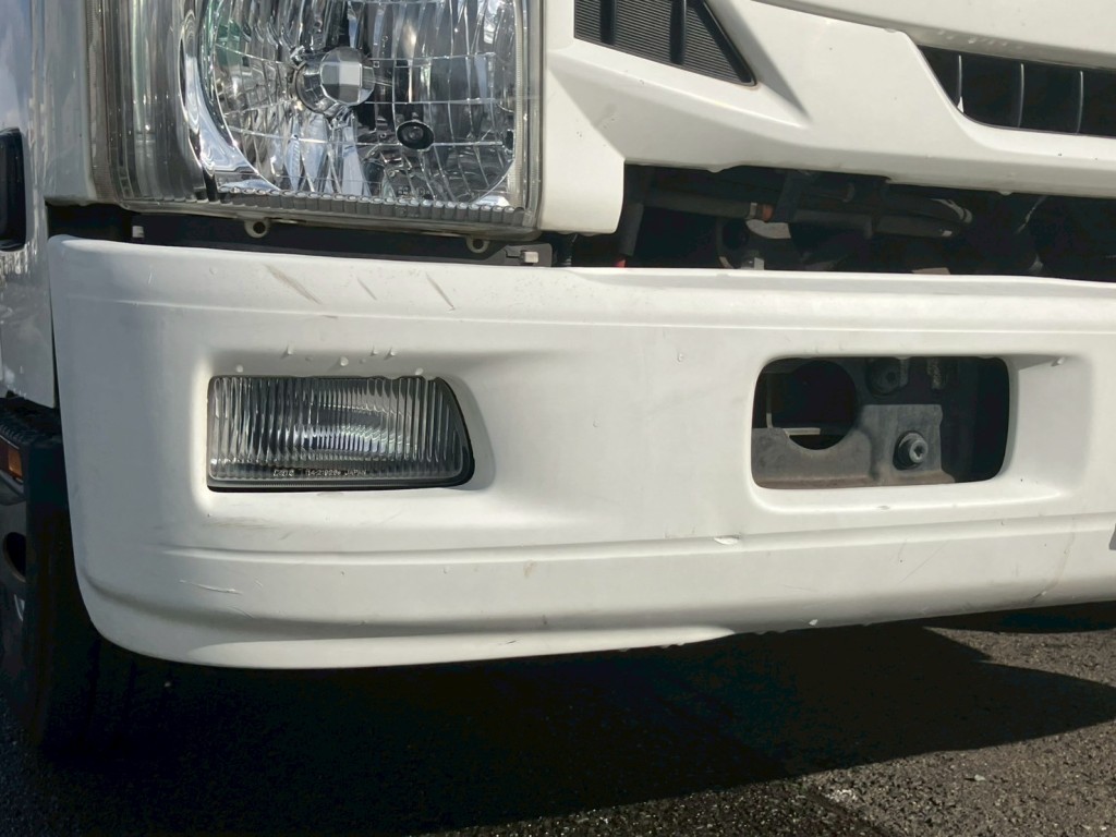 運転席側フロントバンパーにキズ・サビ・ヘコミがあります。|いすゞ エルフ TKG-NPR85YN(2WD)の写真30
