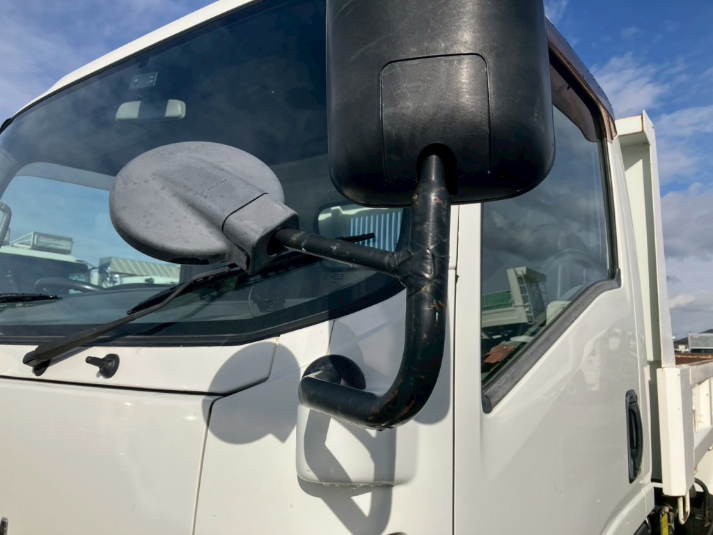 助手席側ミラーアームにサビ・テープ補強があります。|いすゞ エルフ TKG-NPR85YN(2WD)の写真31